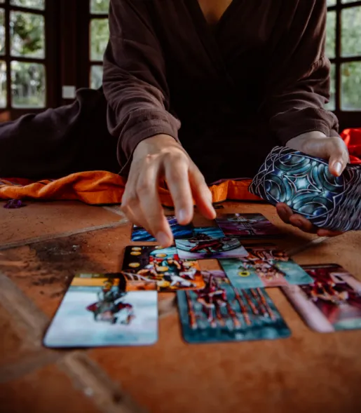 Cartes de tarot étalées sur une table pendant la formation complète au tarot de Marseille
