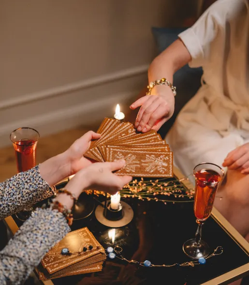 Tirage de cartes de tarot à la lueur des bougies lors d'une consultation de voyance de 3 heures